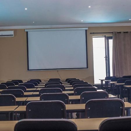 คาโยตีส์ โฮเต็ล แอนด์ คอนเฟอเรนซ์ เซ็นเตอร์ Hotel Mbombela ภายนอก รูปภาพ