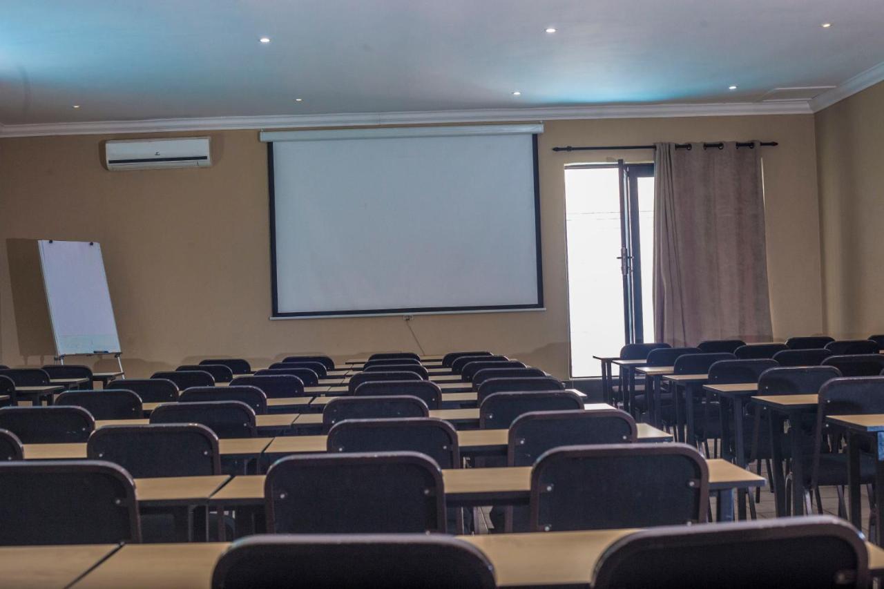 คาโยตีส์ โฮเต็ล แอนด์ คอนเฟอเรนซ์ เซ็นเตอร์ Hotel Mbombela ภายนอก รูปภาพ