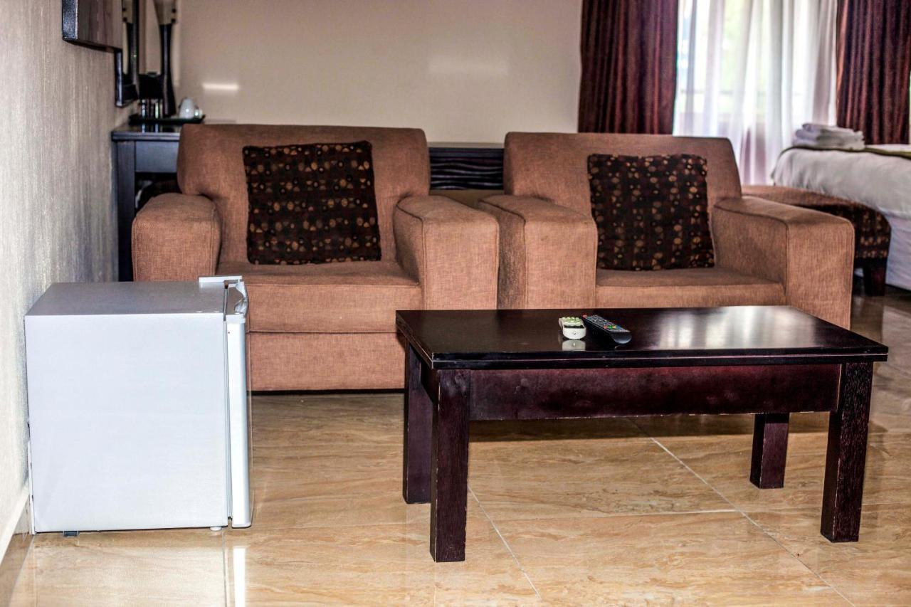 คาโยตีส์ โฮเต็ล แอนด์ คอนเฟอเรนซ์ เซ็นเตอร์ Hotel Mbombela ภายนอก รูปภาพ