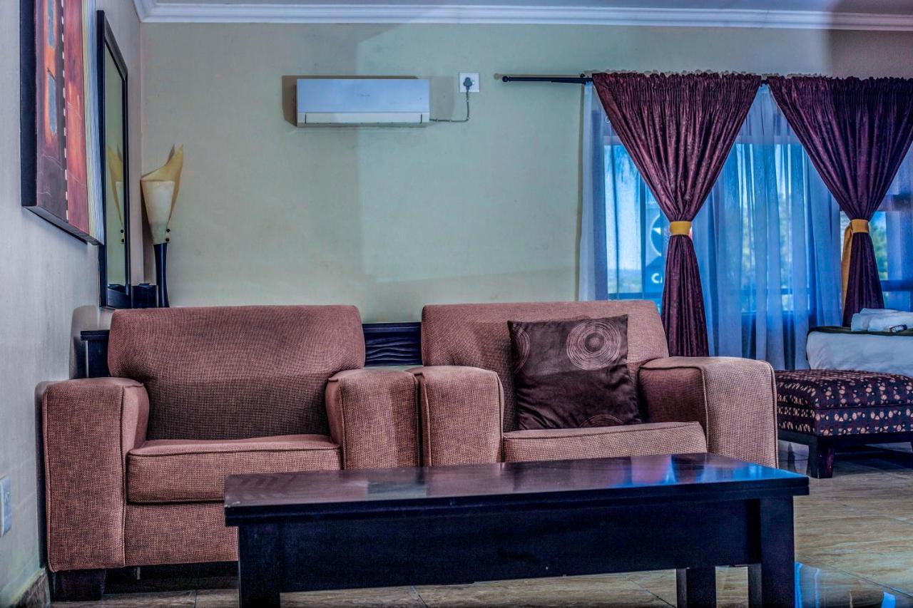 คาโยตีส์ โฮเต็ล แอนด์ คอนเฟอเรนซ์ เซ็นเตอร์ Hotel Mbombela ภายนอก รูปภาพ