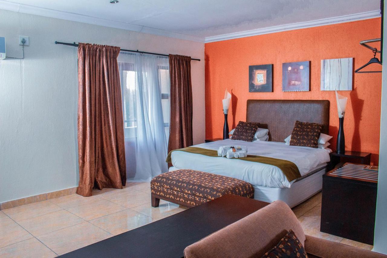 คาโยตีส์ โฮเต็ล แอนด์ คอนเฟอเรนซ์ เซ็นเตอร์ Hotel Mbombela ภายนอก รูปภาพ