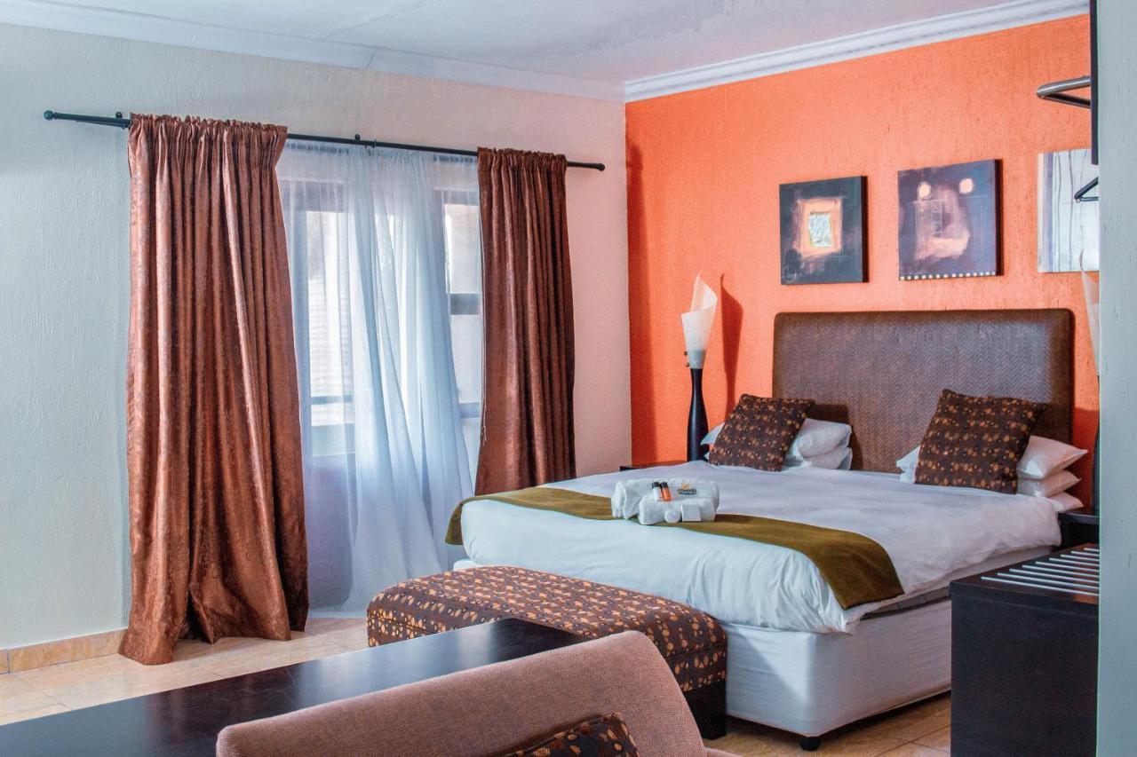 คาโยตีส์ โฮเต็ล แอนด์ คอนเฟอเรนซ์ เซ็นเตอร์ Hotel Mbombela ภายนอก รูปภาพ